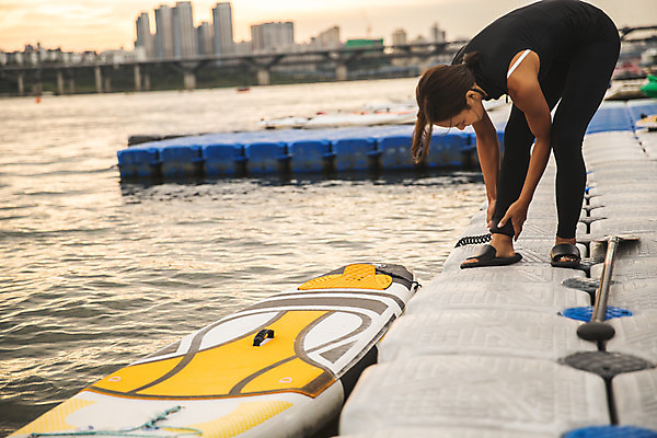 포토 JPG 주간 전신 응시 여자 스포츠 한명 서기 20대 성인 야외 옆모습 강 한국인 수상스포츠 잡기 한강 성인여자한명만 패들보드 국내포토 자연요소 1 시선 뷰포인트 모션 서울 사람 동양인 청년 서핑 랜드마크 여자한명만 성인여자만 파일형식