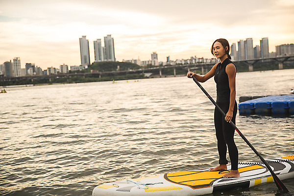 포토 JPG 주간 전신 응시 여자 스포츠 한명 서기 20대 성인 야외 옆모습 강 한국인 수상스포츠 잡기 노 한강 노젓기 성인여자한명만 패들보드 국내포토 자연요소 1 시선 뷰포인트 모션 서울 사람 동양인 청년 서핑 랜드마크 선박 여자한명만 성인여자만 파일형식