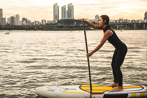 포토 JPG 주간 전신 응시 여자 스포츠 한명 서기 20대 성인 야외 옆모습 강 한국인 수상스포츠 잡기 노 한강 노젓기 성인여자한명만 패들보드 국내포토 자연요소 1 시선 뷰포인트 모션 서울 사람 동양인 청년 서핑 랜드마크 선박 여자한명만 성인여자만 파일형식
