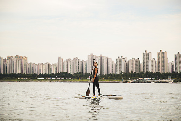포토 JPG 주간 전신 응시 여자 스포츠 한명 서기 20대 성인 야외 옆모습 강 한국인 수상스포츠 잡기 노 한강 노젓기 성인여자한명만 패들보드 국내포토 자연요소 1 시선 뷰포인트 모션 서울 사람 동양인 청년 서핑 랜드마크 선박 여자한명만 성인여자만 파일형식