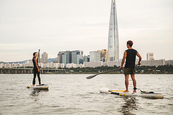 포토 JPG 주간 전신 커플 응시 여자 남자 스포츠 서기 미소 들기 20대 성인 야외 두명 옆모습 뒷모습 강 한국인 수상스포츠 잡기 노 한강 노젓기 성인만 패들보드 국내포토 자연요소 시선 뷰포인트 관계 모션 서울 표정 사람 동양인 청년 서핑 랜드마크 선박 파일형식