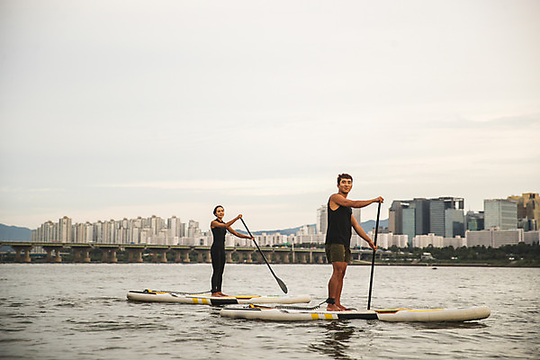 포토 JPG 주간 전신 커플 응시 여자 남자 스포츠 서기 미소 들기 20대 성인 야외 두명 옆모습 강 한국인 수상스포츠 잡기 노 한강 노젓기 성인만 패들보드 국내포토 자연요소 시선 뷰포인트 관계 모션 서울 표정 사람 동양인 청년 서핑 랜드마크 선박 파일형식