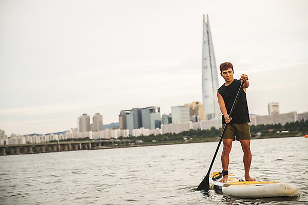 포토 JPG 주간 전신 응시 남자 스포츠 한명 서기 미소 들기 20대 성인 야외 앞모습 강 한국인 수상스포츠 잡기 노 한강 노젓기 성인남자한명만 패들보드 국내포토 자연요소 1 시선 뷰포인트 모션 서울 표정 사람 동양인 청년 서핑 랜드마크 선박 남자한명만 성인남자만 파일형식