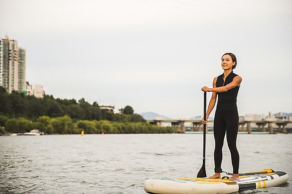 포토 JPG 주간 전신 응시 여자 스포츠 한명 서기 미소 들기 20대 성인 야외 앞모습 강 한국인 수상스포츠 잡기 노 한강 노젓기 성인여자한명만 패들보드 국내포토 자연요소 1 시선 뷰포인트 모션 서울 표정 사람 동양인 청년 서핑 랜드마크 선박 여자한명만 성인여자만 파일형식