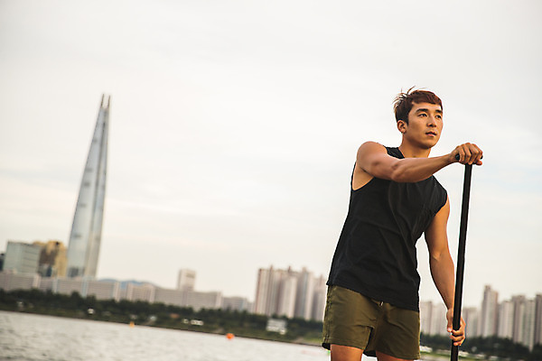 포토 JPG 주간 응시 남자 스포츠 한명 서기 들기 상반신 20대 성인 야외 앞모습 강 한국인 수상스포츠 잡기 노 한강 노젓기 성인남자한명만 패들보드 국내포토 자연요소 1 시선 뷰포인트 모션 서울 사람 동양인 청년 서핑 랜드마크 선박 남자한명만 성인남자만 파일형식