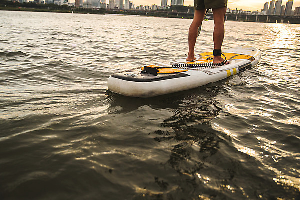 포토 JPG 주간 남자 스포츠 한명 서기 20대 성인 야외 뒷모습 강 한국인 하반신 수상스포츠 한강 성인남자한명만 패들보드 국내포토 자연요소 1 뷰포인트 모션 서울 사람 동양인 청년 서핑 랜드마크 남자한명만 성인남자만 파일형식