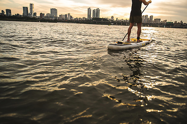 포토 JPG 주간 남자 스포츠 한명 서기 20대 성인 야외 뒷모습 강 한국인 하반신 수상스포츠 한강 성인남자한명만 패들보드 국내포토 자연요소 1 뷰포인트 모션 서울 사람 동양인 청년 서핑 랜드마크 남자한명만 성인남자만 파일형식