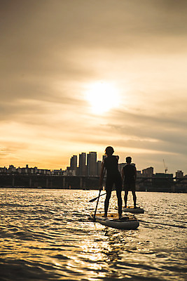포토 JPG 주간 전신 커플 응시 여자 남자 스포츠 서기 들기 20대 성인 야외 두명 뒷모습 강 한국인 수상스포츠 잡기 노 한강 노젓기 성인만 패들보드 국내포토 자연요소 시선 뷰포인트 관계 모션 서울 사람 동양인 청년 서핑 랜드마크 선박 파일형식