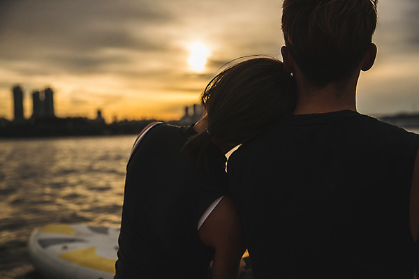 포토 JPG 주간 커플 여자 남자 스포츠 앉기 상반신 20대 성인 야외 두명 뒷모습 강 기댐 한국인 수상스포츠 한강 성인만 패들보드 국내포토 자연요소 뷰포인트 관계 모션 서울 사람 동양인 청년 서핑 랜드마크 파일형식