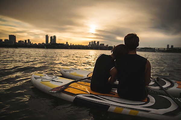 포토 JPG 주간 커플 여자 남자 스포츠 앉기 상반신 20대 성인 야외 두명 뒷모습 강 한국인 수상스포츠 한강 성인만 패들보드 국내포토 자연요소 뷰포인트 관계 모션 서울 사람 동양인 청년 서핑 랜드마크 파일형식