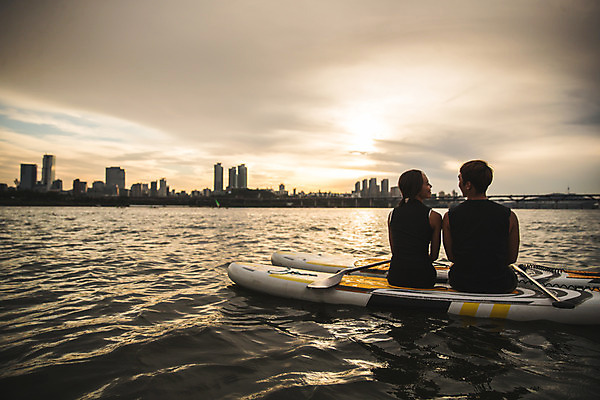 포토 JPG 주간 커플 여자 남자 스포츠 미소 앉기 상반신 20대 성인 야외 두명 뒷모습 강 마주보기 한국인 수상스포츠 한강 성인만 패들보드 국내포토 자연요소 뷰포인트 관계 모션 서울 표정 사람 동양인 청년 서핑 랜드마크 파일형식