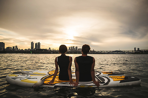 포토 JPG 주간 커플 여자 남자 스포츠 앉기 상반신 20대 성인 야외 두명 뒷모습 강 한국인 수상스포츠 한강 성인만 패들보드 국내포토 자연요소 뷰포인트 관계 모션 서울 사람 동양인 청년 서핑 랜드마크 파일형식