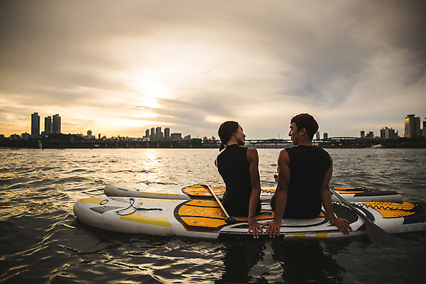 포토 JPG 주간 커플 여자 남자 스포츠 미소 앉기 상반신 20대 성인 야외 두명 뒷모습 강 마주보기 한국인 수상스포츠 한강 성인만 패들보드 국내포토 자연요소 뷰포인트 관계 모션 서울 표정 사람 동양인 청년 서핑 랜드마크 파일형식