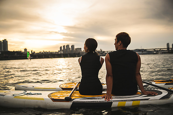 포토 JPG 주간 커플 여자 남자 스포츠 앉기 상반신 20대 성인 야외 두명 뒷모습 강 한국인 수상스포츠 한강 성인만 패들보드 국내포토 자연요소 뷰포인트 관계 모션 서울 사람 동양인 청년 서핑 랜드마크 파일형식