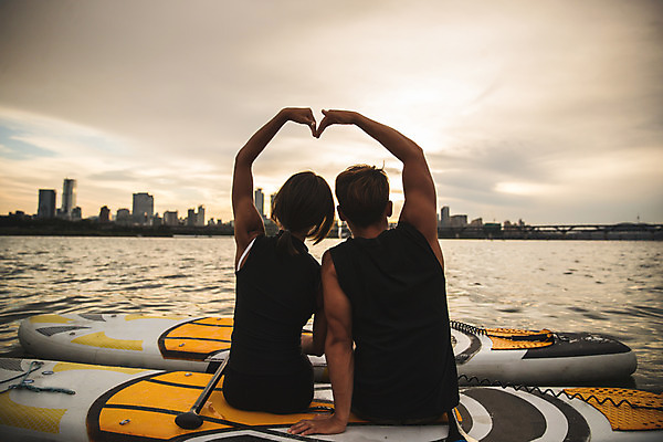 포토 JPG 주간 손 커플 여자 남자 스포츠 앉기 상반신 20대 성인 야외 두명 뒷모습 강 손들기 한국인 수상스포츠 한강 손하트 성인만 패들보드 국내포토 자연요소 뷰포인트 관계 모션 서울 사람 동양인 손짓 청년 신체부위 서핑 랜드마크 파일형식