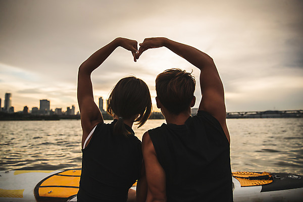 포토 JPG 주간 손 커플 여자 남자 스포츠 앉기 상반신 20대 성인 야외 두명 뒷모습 강 손들기 한국인 수상스포츠 한강 손하트 성인만 패들보드 국내포토 자연요소 뷰포인트 관계 모션 서울 사람 동양인 손짓 청년 신체부위 서핑 랜드마크 파일형식