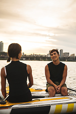 포토 JPG 주간 커플 응시 여자 남자 스포츠 미소 앉기 상반신 20대 성인 야외 두명 앞모습 뒷모습 강 마주보기 한국인 수상스포츠 한강 성인만 패들보드 국내포토 자연요소 시선 뷰포인트 관계 모션 서울 표정 사람 동양인 청년 서핑 랜드마크 파일형식