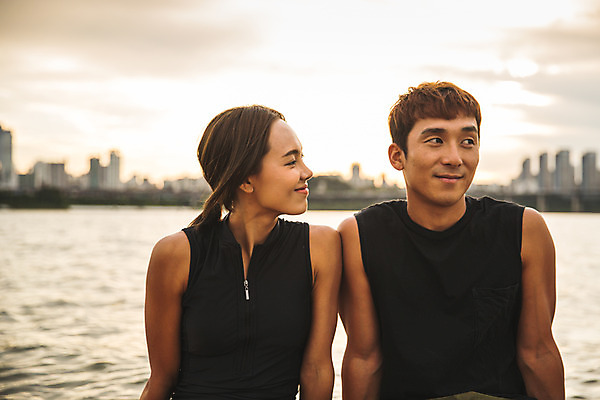 포토 JPG 주간 커플 응시 여자 남자 스포츠 미소 앉기 상반신 20대 성인 야외 두명 앞모습 한국인 수상스포츠 한강 성인만 국내포토 자연요소 시선 뷰포인트 관계 모션 서울 표정 사람 동양인 청년 랜드마크 파일형식