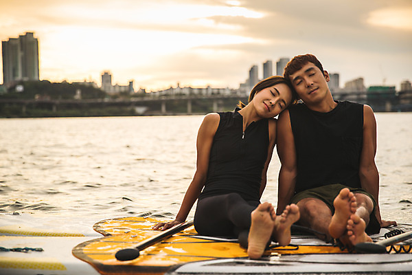 포토 JPG 주간 전신 커플 여자 남자 스포츠 미소 앉기 20대 성인 야외 두명 앞모습 강 눈감음 기댐 한국인 수상스포츠 한강 성인만 패들보드 국내포토 자연요소 뷰포인트 관계 모션 서울 표정 사람 동양인 청년 서핑 랜드마크 파일형식