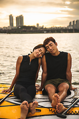 포토 JPG 주간 전신 커플 여자 남자 스포츠 미소 앉기 20대 성인 야외 두명 앞모습 강 눈감음 기댐 한국인 수상스포츠 한강 성인만 패들보드 국내포토 자연요소 뷰포인트 관계 모션 서울 표정 사람 동양인 청년 서핑 랜드마크 파일형식