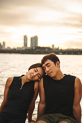 포토 JPG 주간 커플 여자 남자 스포츠 미소 앉기 상반신 20대 성인 야외 두명 앞모습 강 한국인 수상스포츠 한강 성인만 패들보드 국내포토 자연요소 뷰포인트 관계 모션 서울 표정 사람 동양인 청년 서핑 랜드마크 파일형식