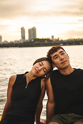 포토 JPG 주간 커플 응시 여자 남자 스포츠 미소 앉기 상반신 20대 성인 야외 두명 앞모습 강 눈감음 기댐 한국인 수상스포츠 한강 성인만 패들보드 국내포토 자연요소 시선 뷰포인트 관계 모션 서울 표정 사람 동양인 청년 서핑 랜드마크 파일형식