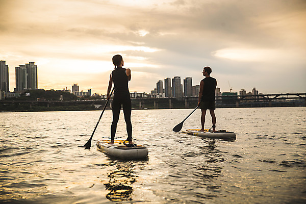 포토 JPG 주간 전신 커플 응시 여자 남자 스포츠 서기 들기 20대 성인 야외 두명 뒷모습 강 한국인 수상스포츠 잡기 노 한강 노젓기 성인만 패들보드 국내포토 자연요소 시선 뷰포인트 관계 모션 서울 사람 동양인 청년 서핑 랜드마크 선박 파일형식