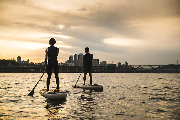 포토 JPG 주간 전신 커플 응시 여자 남자 스포츠 서기 들기 20대 성인 야외 두명 뒷모습 강 한국인 수상스포츠 잡기 노 한강 노젓기 성인만 패들보드 국내포토 자연요소 시선 뷰포인트 관계 모션 서울 사람 동양인 청년 서핑 랜드마크 선박 파일형식
