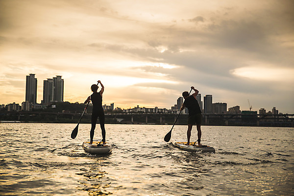 포토 JPG 주간 전신 커플 응시 여자 남자 스포츠 서기 들기 20대 성인 야외 두명 뒷모습 강 한국인 수상스포츠 잡기 노 한강 노젓기 성인만 패들보드 국내포토 자연요소 시선 뷰포인트 관계 모션 서울 사람 동양인 청년 서핑 랜드마크 선박 파일형식