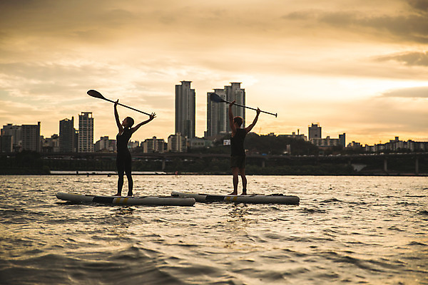포토 JPG 주간 전신 커플 응시 여자 남자 스포츠 서기 들기 20대 성인 야외 두명 옆모습 뒷모습 강 손들기 한국인 수상스포츠 노 한강 성인만 패들보드 국내포토 자연요소 시선 뷰포인트 관계 모션 서울 사람 동양인 청년 서핑 랜드마크 선박 파일형식