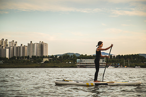 포토 JPG 주간 전신 응시 여자 스포츠 한명 서기 들기 20대 성인 야외 옆모습 강 한국인 수상스포츠 잡기 노 한강 노젓기 성인여자한명만 패들보드 국내포토 자연요소 1 시선 뷰포인트 모션 서울 사람 동양인 청년 서핑 랜드마크 선박 여자한명만 성인여자만 파일형식