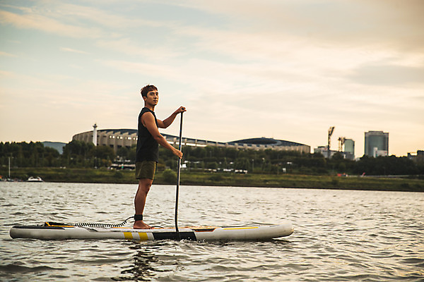포토 JPG 주간 전신 응시 남자 스포츠 한명 서기 들기 20대 성인 야외 옆모습 강 한국인 수상스포츠 잡기 노 한강 노젓기 성인남자한명만 패들보드 국내포토 자연요소 1 시선 뷰포인트 모션 서울 사람 동양인 청년 서핑 랜드마크 선박 남자한명만 성인남자만 파일형식