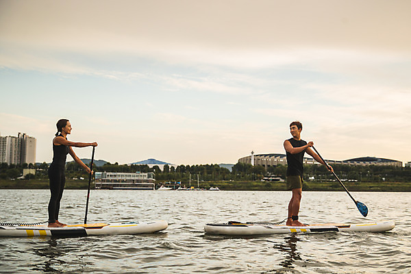 포토 JPG 주간 전신 커플 응시 여자 남자 스포츠 서기 미소 들기 20대 성인 야외 두명 옆모습 강 마주보기 한국인 수상스포츠 잡기 노 한강 노젓기 성인만 패들보드 국내포토 자연요소 시선 뷰포인트 관계 모션 서울 표정 사람 동양인 청년 서핑 랜드마크 선박 파일형식