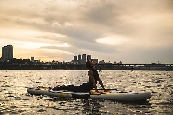 포토 JPG 주간 전신 여자 엎드리기 스포츠 요가 한명 20대 성인 야외 옆모습 강 운동 스트레칭 한국인 수상스포츠 한강 성인여자한명만 패들보드 국내포토 자연요소 1 웰빙 뷰포인트 모션 서울 건강 사람 동양인 청년 서핑 랜드마크 여자한명만 성인여자만 파일형식