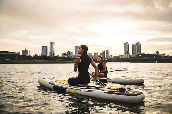 포토 JPG 주간 전신 커플 응시 여자 남자 스포츠 들기 앉기 20대 성인 야외 두명 옆모습 강 한국인 수상스포츠 잡기 노 한강 노젓기 성인만 패들보드 국내포토 자연요소 시선 뷰포인트 관계 모션 서울 사람 동양인 청년 서핑 랜드마크 선박 파일형식