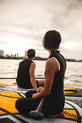 포토 JPG 주간 전신 커플 응시 여자 남자 스포츠 앉기 20대 성인 야외 두명 뒷모습 강 한국인 수상스포츠 잡기 한강 성인만 패들보드 국내포토 자연요소 시선 뷰포인트 관계 모션 서울 사람 동양인 청년 서핑 랜드마크 파일형식