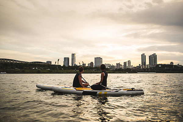 포토 JPG 주간 전신 커플 응시 여자 남자 스포츠 앉기 20대 성인 야외 두명 옆모습 뒷모습 강 한국인 수상스포츠 잡기 한강 성인만 패들보드 국내포토 자연요소 시선 뷰포인트 관계 모션 서울 사람 동양인 청년 서핑 랜드마크 파일형식