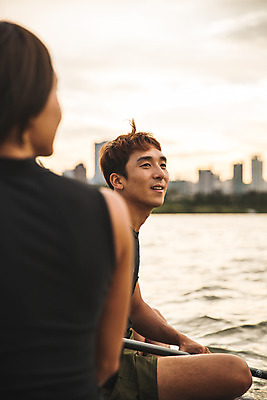 포토 JPG 주간 커플 응시 여자 남자 스포츠 미소 앉기 상반신 20대 성인 야외 두명 옆모습 뒷모습 강 한국인 수상스포츠 한강 성인만 패들보드 국내포토 자연요소 시선 뷰포인트 관계 모션 서울 표정 사람 동양인 청년 서핑 랜드마크 파일형식