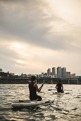 포토 JPG 주간 전신 커플 여자 남자 스포츠 들기 앉기 20대 성인 야외 두명 뒷모습 강 한국인 수상스포츠 잡기 노 한강 노젓기 성인만 패들보드 국내포토 자연요소 뷰포인트 관계 모션 서울 사람 동양인 청년 서핑 랜드마크 선박 파일형식