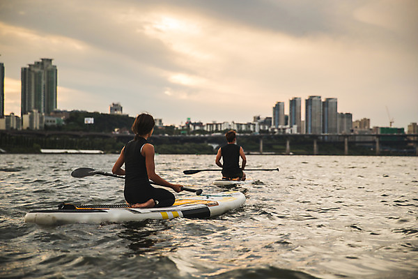 포토 JPG 주간 전신 커플 여자 남자 스포츠 들기 앉기 20대 성인 야외 두명 뒷모습 강 한국인 수상스포츠 잡기 노 한강 노젓기 성인만 패들보드 국내포토 자연요소 뷰포인트 관계 모션 서울 사람 동양인 청년 서핑 랜드마크 선박 파일형식