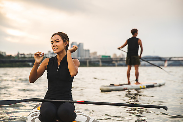 포토 JPG 주간 전신 커플 여자 남자 스포츠 서기 들기 앉기 상반신 20대 성인 야외 두명 앞모습 뒷모습 강 한국인 수상스포츠 잡기 노 한강 노젓기 성인만 패들보드 국내포토 자연요소 뷰포인트 관계 모션 서울 사람 동양인 청년 서핑 랜드마크 선박 파일형식