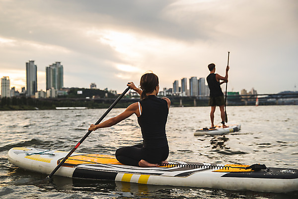 포토 JPG 주간 전신 커플 여자 남자 스포츠 서기 들기 앉기 20대 성인 야외 두명 뒷모습 강 한국인 수상스포츠 잡기 노 한강 노젓기 성인만 패들보드 국내포토 자연요소 뷰포인트 관계 모션 서울 사람 동양인 청년 서핑 랜드마크 선박 파일형식