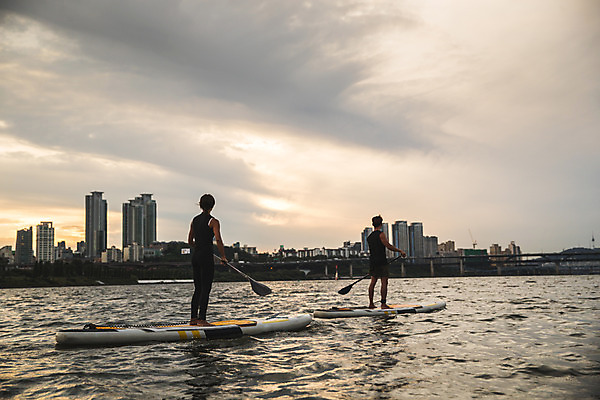 포토 JPG 주간 전신 커플 여자 남자 스포츠 서기 들기 20대 성인 야외 두명 뒷모습 강 한국인 수상스포츠 잡기 노 한강 노젓기 성인만 패들보드 국내포토 자연요소 뷰포인트 관계 모션 서울 사람 동양인 청년 서핑 랜드마크 선박 파일형식
