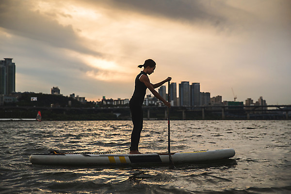 포토 JPG 주간 전신 여자 스포츠 한명 서기 들기 20대 성인 야외 옆모습 강 한국인 수상스포츠 잡기 노 한강 노젓기 성인여자한명만 패들보드 국내포토 자연요소 1 뷰포인트 모션 서울 사람 동양인 청년 서핑 랜드마크 선박 여자한명만 성인여자만 파일형식