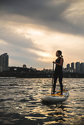 포토 JPG 주간 전신 응시 여자 스포츠 한명 서기 들기 20대 성인 야외 옆모습 강 한국인 수상스포츠 잡기 노 한강 노젓기 성인여자한명만 패들보드 국내포토 자연요소 1 시선 뷰포인트 모션 서울 사람 동양인 청년 서핑 랜드마크 선박 여자한명만 성인여자만 파일형식