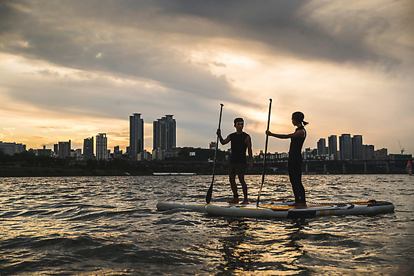 포토 JPG 주간 전신 커플 응시 여자 남자 스포츠 서기 들기 20대 성인 야외 두명 옆모습 강 한국인 수상스포츠 잡기 노 한강 성인만 패들보드 국내포토 자연요소 시선 뷰포인트 관계 모션 서울 사람 동양인 청년 서핑 랜드마크 선박 파일형식