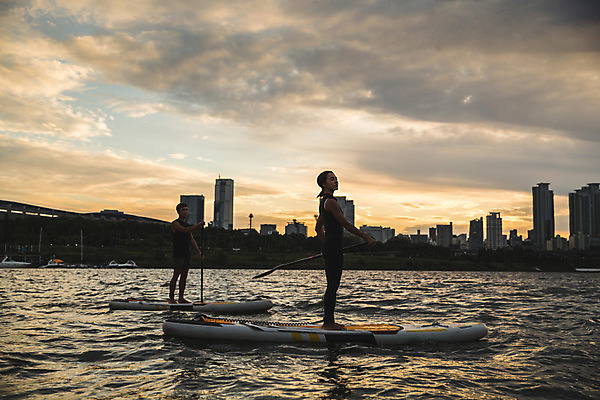 포토 JPG 주간 전신 커플 응시 여자 남자 스포츠 서기 들기 20대 성인 야외 두명 옆모습 강 한국인 수상스포츠 잡기 노 한강 노젓기 성인만 패들보드 국내포토 자연요소 시선 뷰포인트 관계 모션 서울 사람 동양인 청년 서핑 랜드마크 선박 파일형식