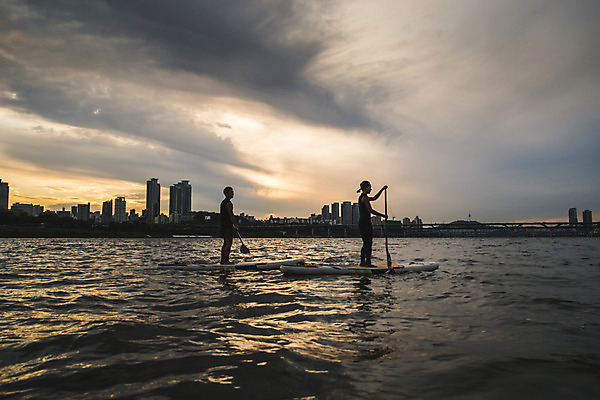 포토 JPG 주간 전신 커플 응시 여자 남자 스포츠 서기 들기 20대 성인 야외 두명 옆모습 강 한국인 수상스포츠 잡기 노 한강 노젓기 성인만 패들보드 국내포토 자연요소 시선 뷰포인트 관계 모션 서울 사람 동양인 청년 서핑 랜드마크 선박 파일형식