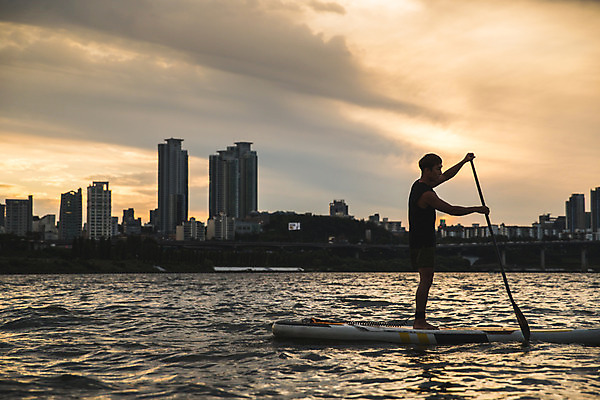 포토 JPG 주간 전신 응시 남자 스포츠 한명 서기 들기 20대 성인 야외 옆모습 강 한국인 수상스포츠 잡기 노 한강 노젓기 성인남자한명만 패들보드 국내포토 자연요소 1 시선 뷰포인트 모션 서울 사람 동양인 청년 서핑 랜드마크 선박 남자한명만 성인남자만 파일형식