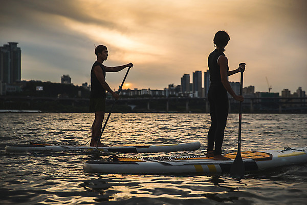 포토 JPG 주간 전신 커플 응시 여자 남자 스포츠 서기 들기 20대 성인 야외 두명 옆모습 뒷모습 강 한국인 수상스포츠 잡기 노 한강 노젓기 성인만 패들보드 국내포토 자연요소 시선 뷰포인트 관계 모션 서울 사람 동양인 청년 서핑 랜드마크 선박 파일형식